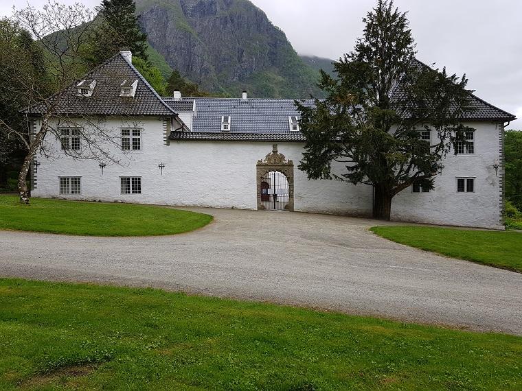 Besøk det storslåtte Baroniet Rosendal fra hytta i Kvinnherad