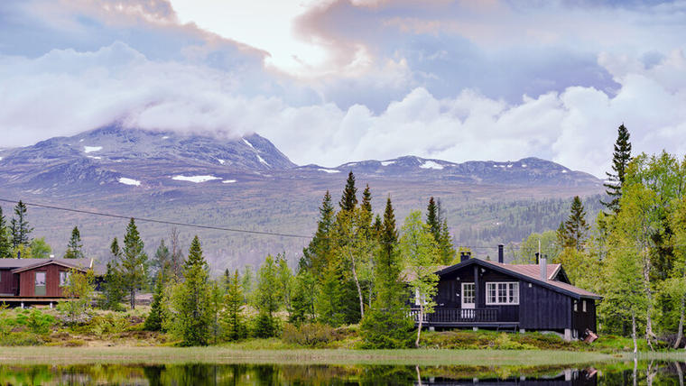 Nyt en strålende utsikt mot Gaustatoppen fra ei hytte i Telemark med NOVASOL