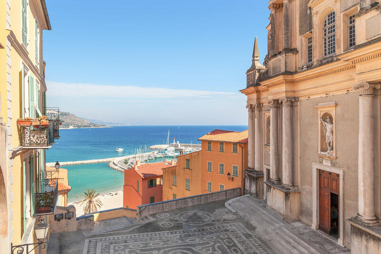 Lei et feriehus i Frankrike med NOVASOL og opplev fantastiske steder som den vakre landsbyen Menton
