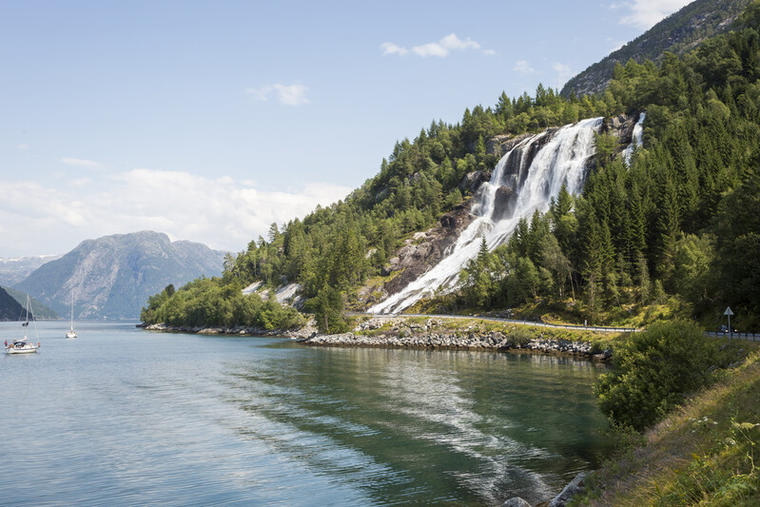 Opplev den majestetiske Furlandsfossen når du leier hytte i Hordaland med NOVASOL