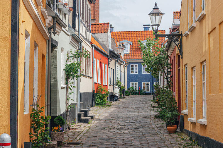 Lei et feriehus i Danmark med NOVASOL og rusle gjennom idylliske gater som her i Aalborg