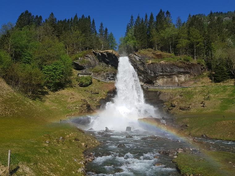 Se den vakre Steinsdalsfossen på ferie i Kvam