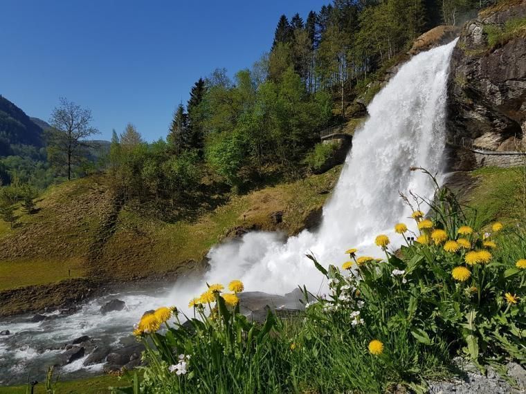 Se den vakre Steinsdalsfossen på ferie i Hardanger