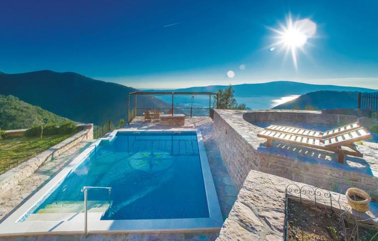 Feriehus med basseng i Montenegro