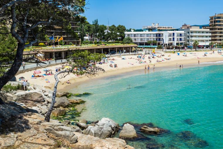 Nyt strandlivet fra et feriehus i Costa Dorada