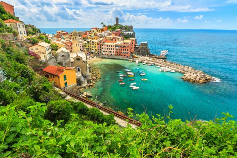 Nyt et vakkert landskap med feriehus i Liguria