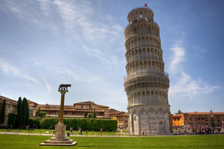Besøk det skjeve tårn i Pisa på ferie i Italia