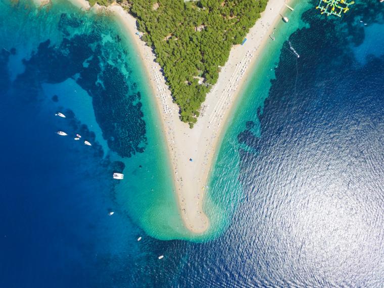 Besøk den berømte stranden Zlatni Rat