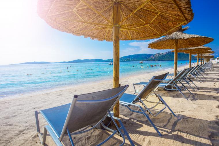 Strand og sol venter på ferie på Korsika