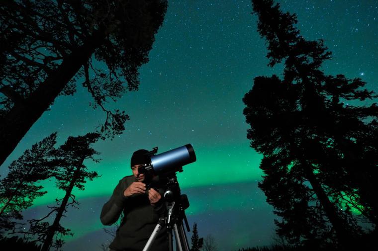 Se nordlys fra en hytte i Nord-Norge