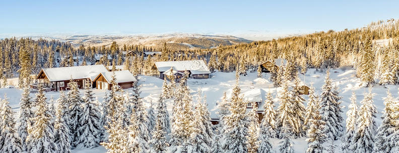 Nyt vintersola i hytteveggen på en vinterferie i Norge